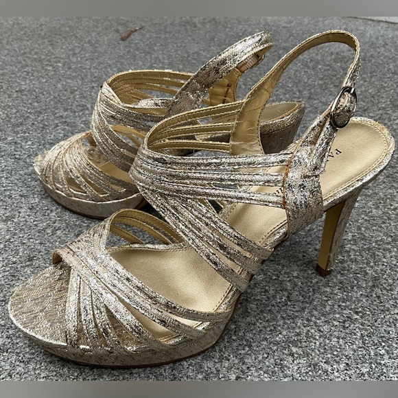 Papell Studios Glittery Gold High Heels Shoes - Leather Sole- Womens Size 6 1/2 - Picture 2 of 11